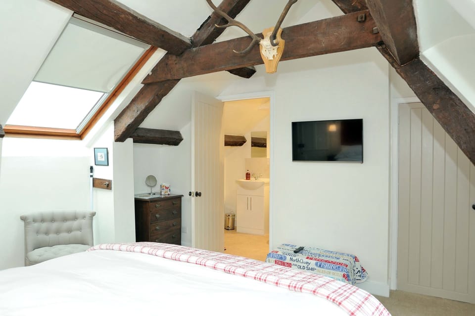 Double Room - Attic | Premium bedding, iron/ironing board, rollaway beds, free WiFi
