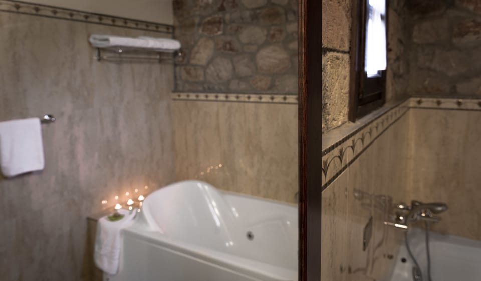 Traditional Apartment, 1 Bedroom | Jetted tub