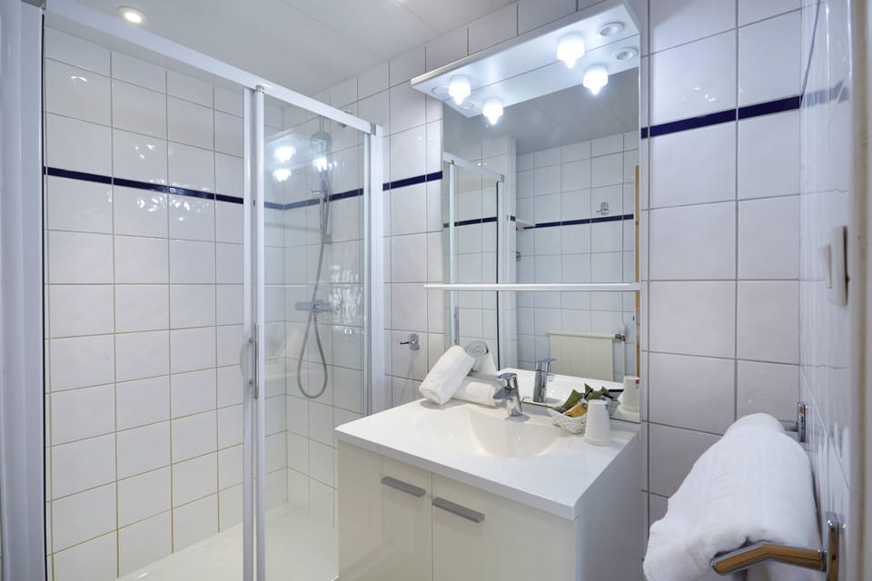 Standard Triple Room | Bathroom | Shower, free toiletries, towels