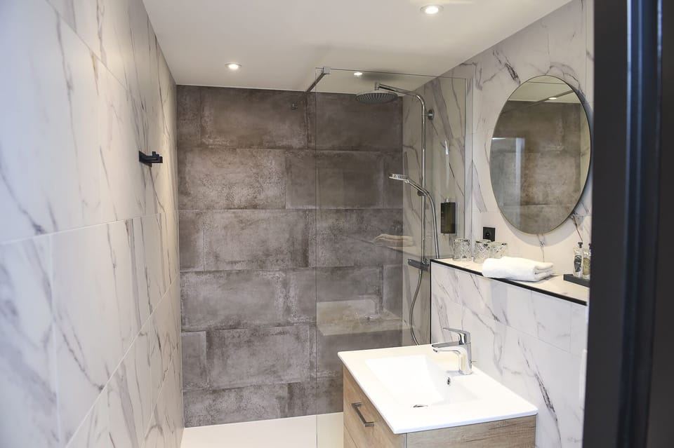 Triple Room Terrace and Garden | Bathroom | Free toiletries, hair dryer, towels