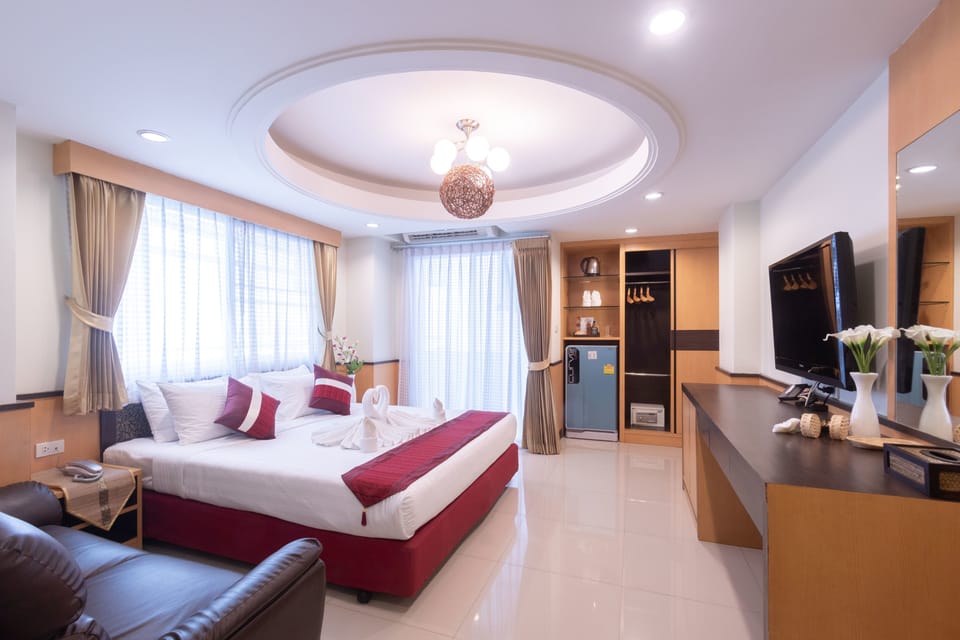 Grand Deluxe Room | Premium bedding, minibar, in-room safe, desk