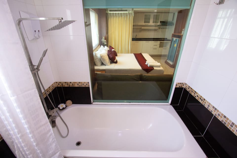 Grand Deluxe Room | Bathroom | Combined shower/tub, hydromassage showerhead, free toiletries