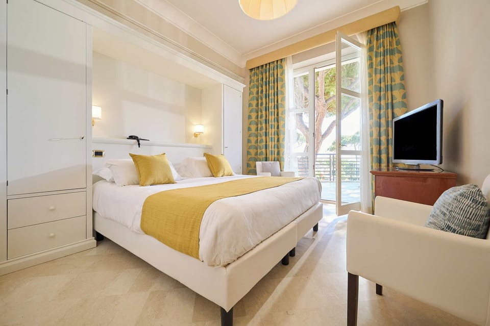 Superior Double or Twin Room, Terrace | Minibar, in-room safe, desk, blackout drapes