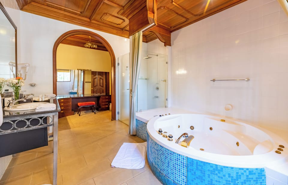 Penthouse | Bathroom | Shower, rainfall showerhead, free toiletries, hair dryer