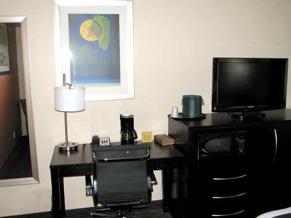 Egyptian cotton sheets, premium bedding, pillowtop beds, desk