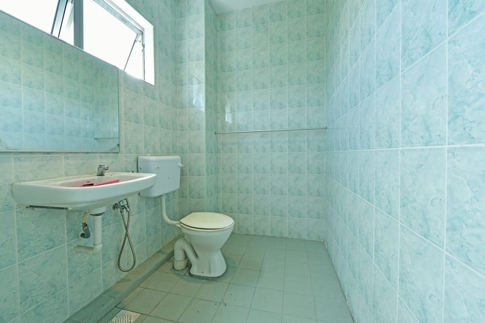 Shower, rainfall showerhead, free toiletries, bidet