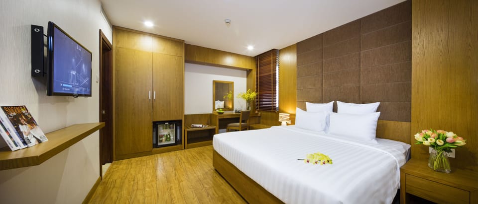 Deluxe Window Room | Minibar, in-room safe, desk, blackout drapes