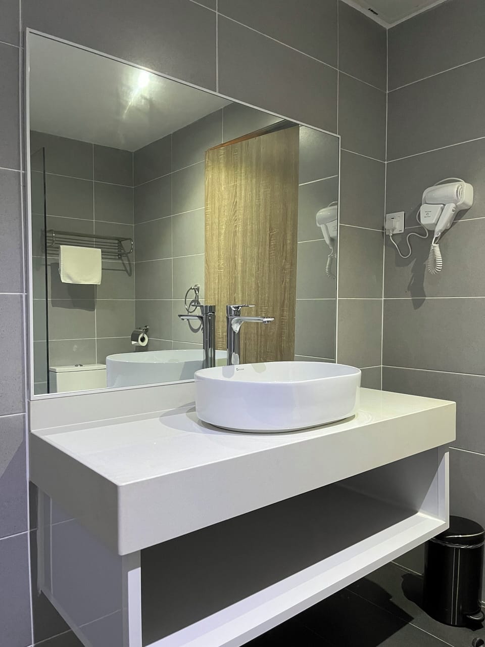Honeymoon Room | Bathroom | Free toiletries, towels, shampoo, toilet paper