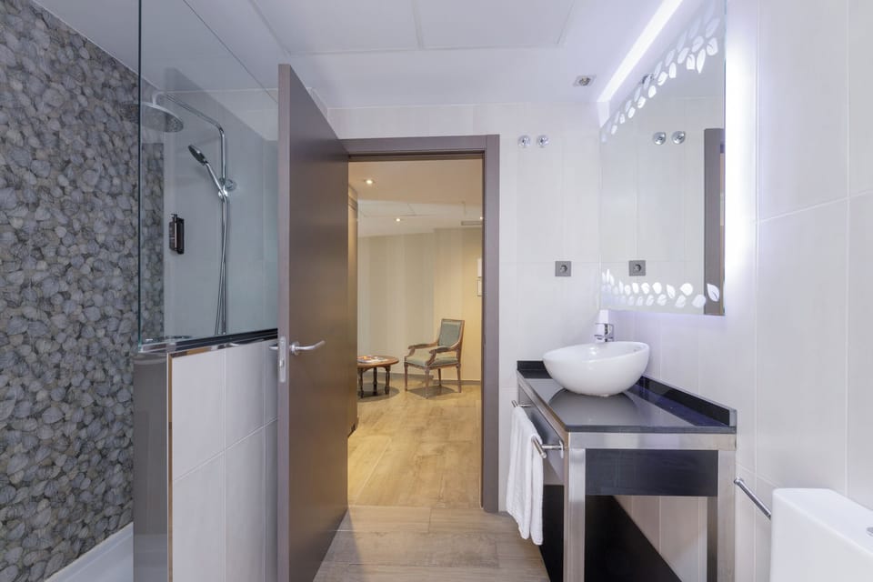 Suite | Bathroom | Rainfall showerhead, eco-friendly toiletries, hair dryer, towels