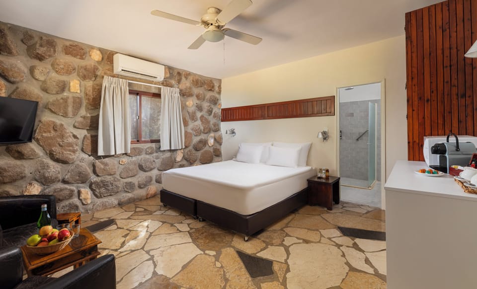 Cabin | Premium bedding, iron/ironing board, free cribs/infant beds, travel crib