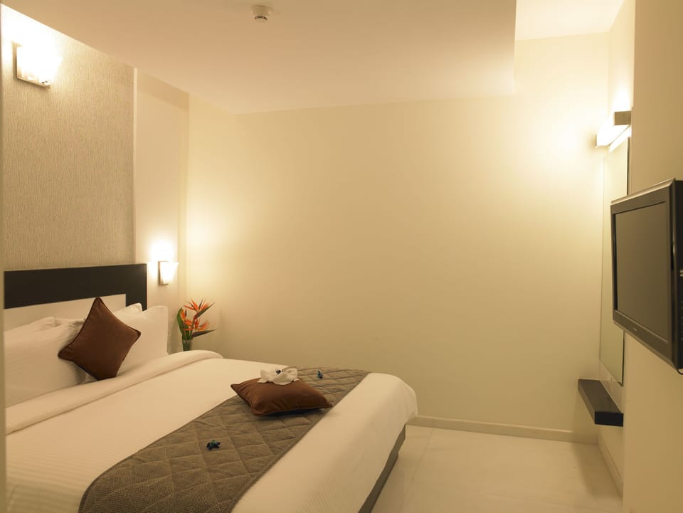Royal Suite, 1 Queen Bed | Premium bedding, down comforters, Select Comfort beds, minibar