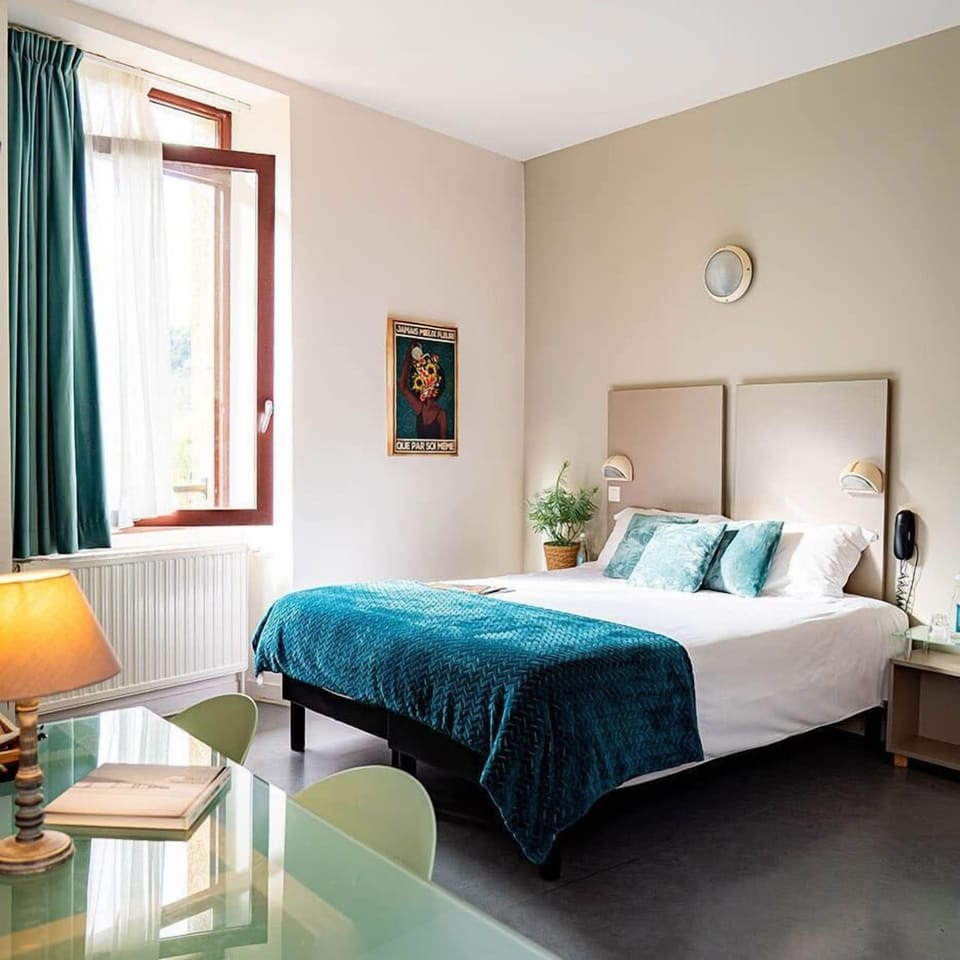 Premium bedding, desk, blackout drapes, free WiFi
