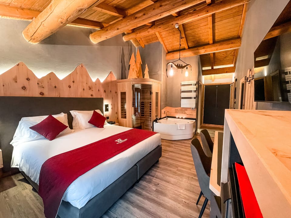 Romantic Double Room | Down comforters, in-room safe, desk, soundproofing