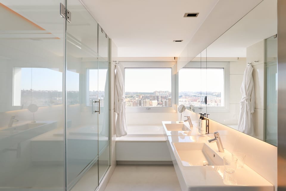 Suite, 1 Twin Bed (Madrid) | Bathroom | Free toiletries, hair dryer, towels