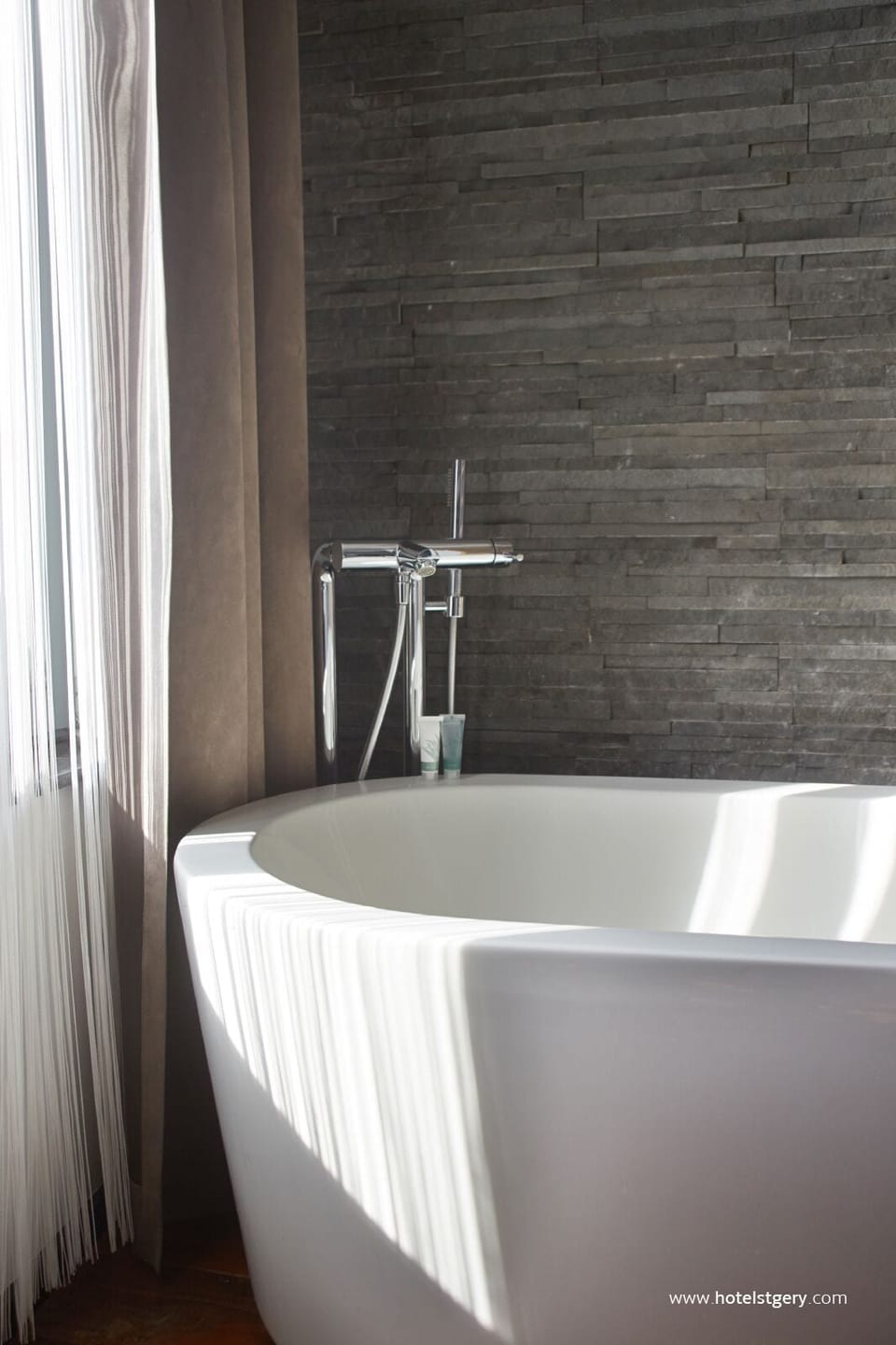 Grand Double Room | Bathroom | Free toiletries, hair dryer, towels