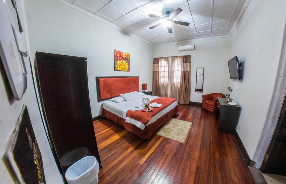 Superior Room, 1 King Bed (Private) | Premium bedding, individually decorated, blackout drapes, free WiFi