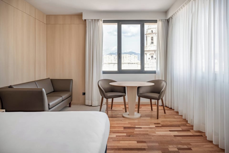 Standard Room, 1 King Bed | Minibar, in-room safe, desk, laptop workspace