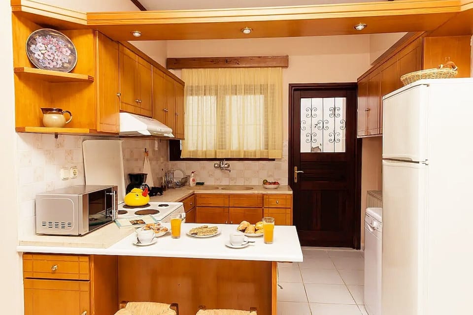 Full-size fridge, microwave, oven, dishwasher
