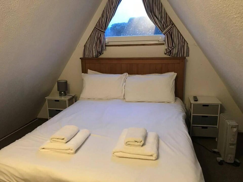Coastal Chalet - Sleeps 6 - Pool - Parking Cabin in Dover District