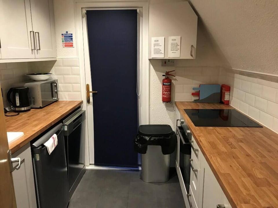 Chalet | Private kitchen | Fridge, microwave, oven, stovetop