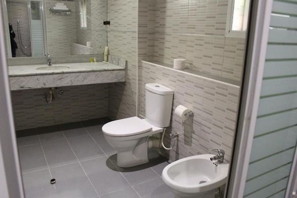 Shower, free toiletries, bathrobes, towels