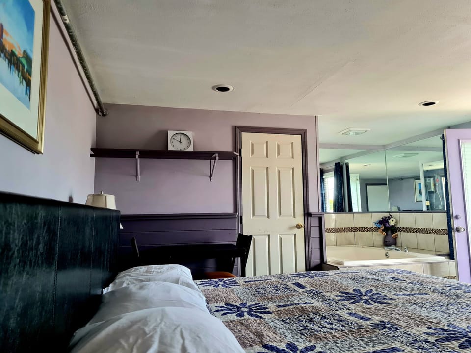 Room, Jetted Tub | Desk, free WiFi, bed sheets