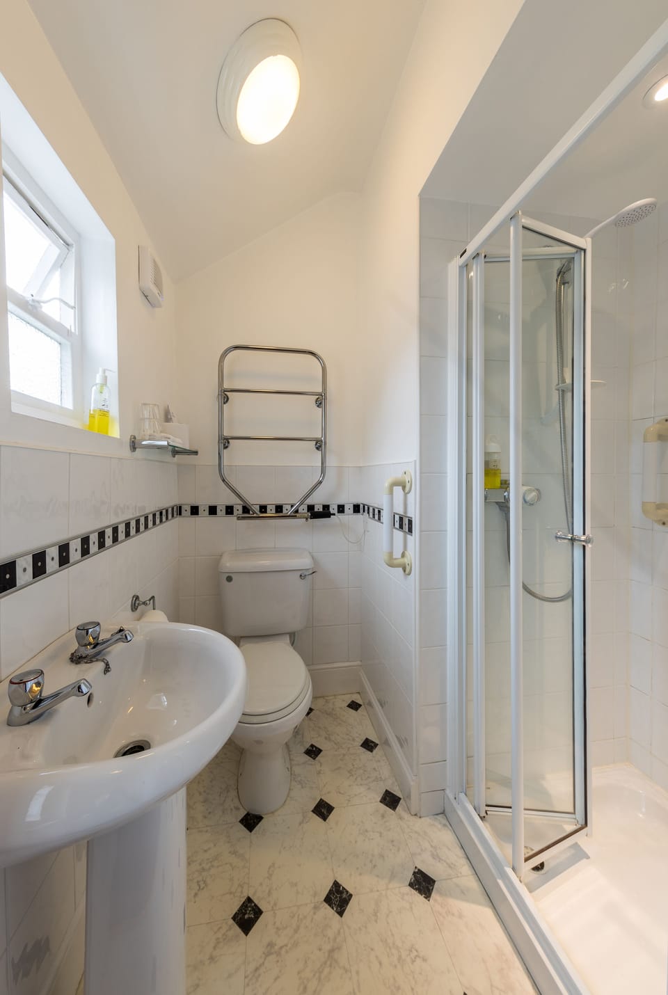 Traditional Double Room (8) | Bathroom | Shower, eco-friendly toiletries, hair dryer, towels