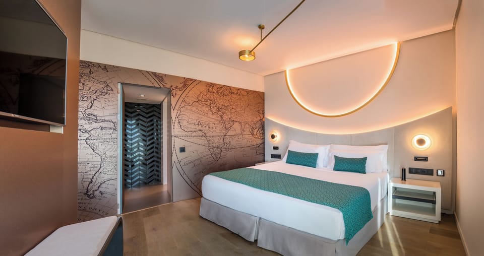Premium bedding, down comforters, minibar, in-room safe