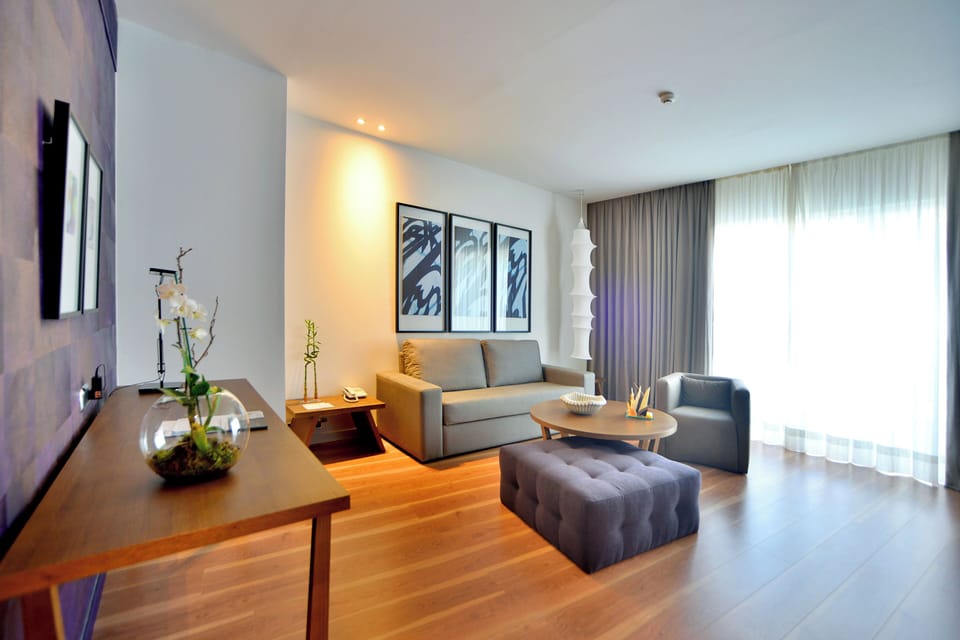 Premium bedding, down comforters, minibar, in-room safe