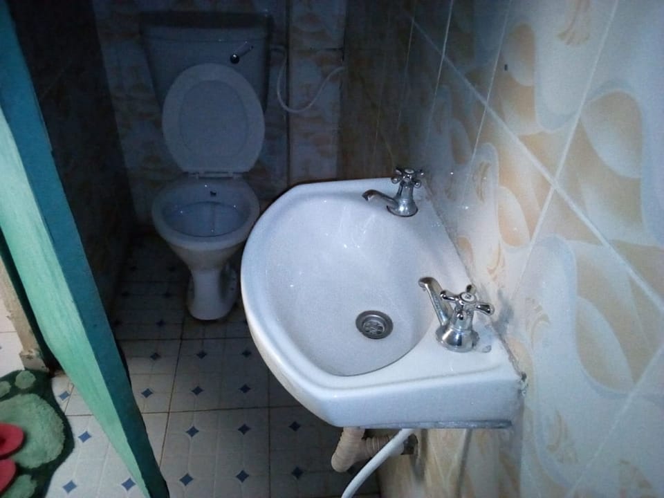 Shower, rainfall showerhead, free toiletries, slippers