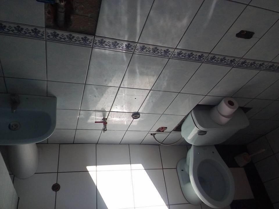 Combined shower/tub, rainfall showerhead, towels