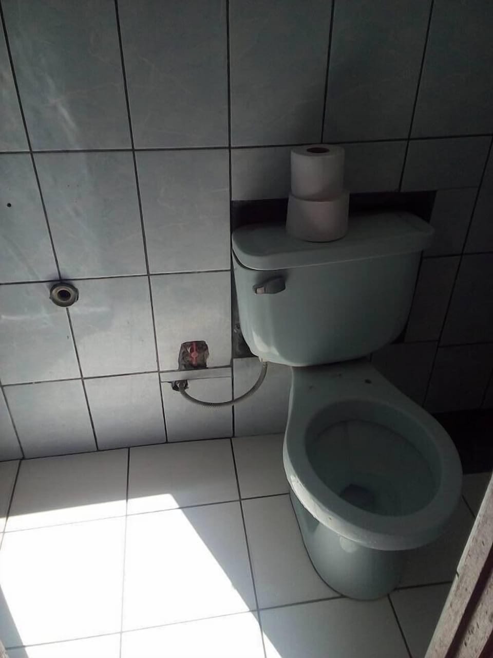 Combined shower/tub, rainfall showerhead, towels