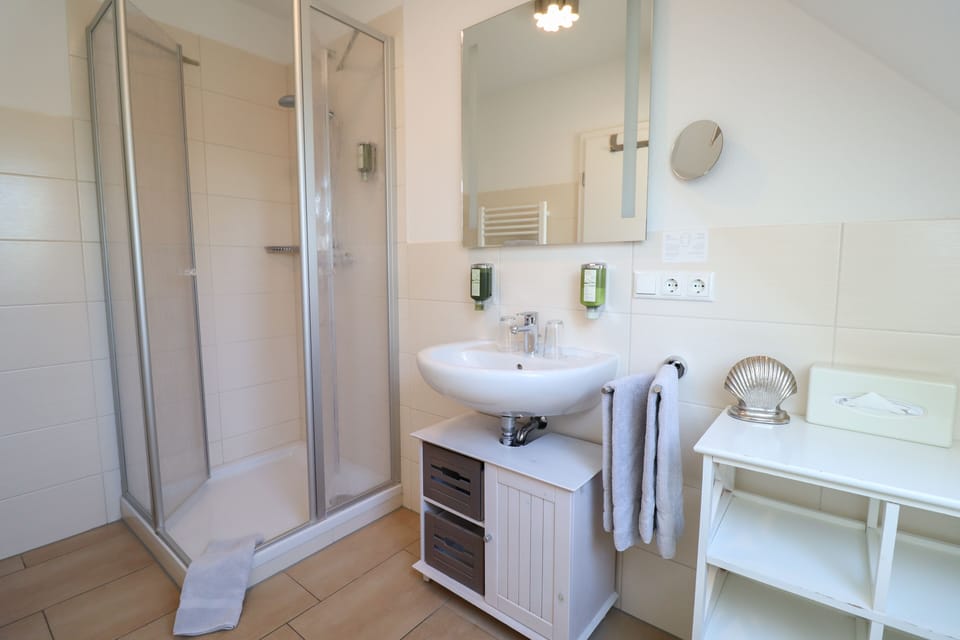 Comfort Suite | Bathroom | Free toiletries, hair dryer, towels, soap