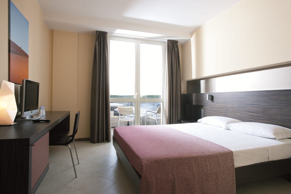 Egyptian cotton sheets, Select Comfort beds, in-room safe