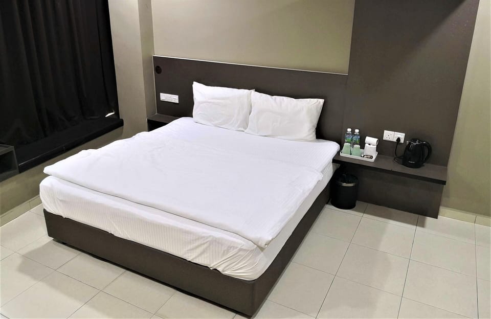 Deluxe King | Soundproofing, WiFi (free), bed sheets