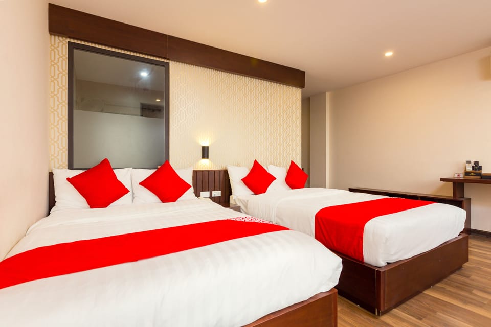 Deluxe Quadruple Room | Desk, soundproofing, free WiFi, bed sheets