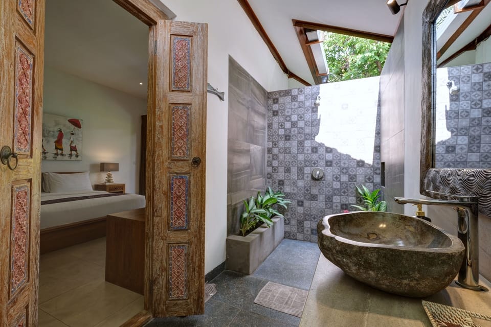 Premier Double or Twin Room | Bathroom | Separate tub and shower, free toiletries, hair dryer, towels