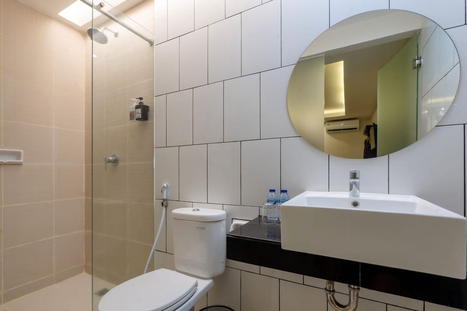 Rainfall showerhead, free toiletries, hair dryer, bidet