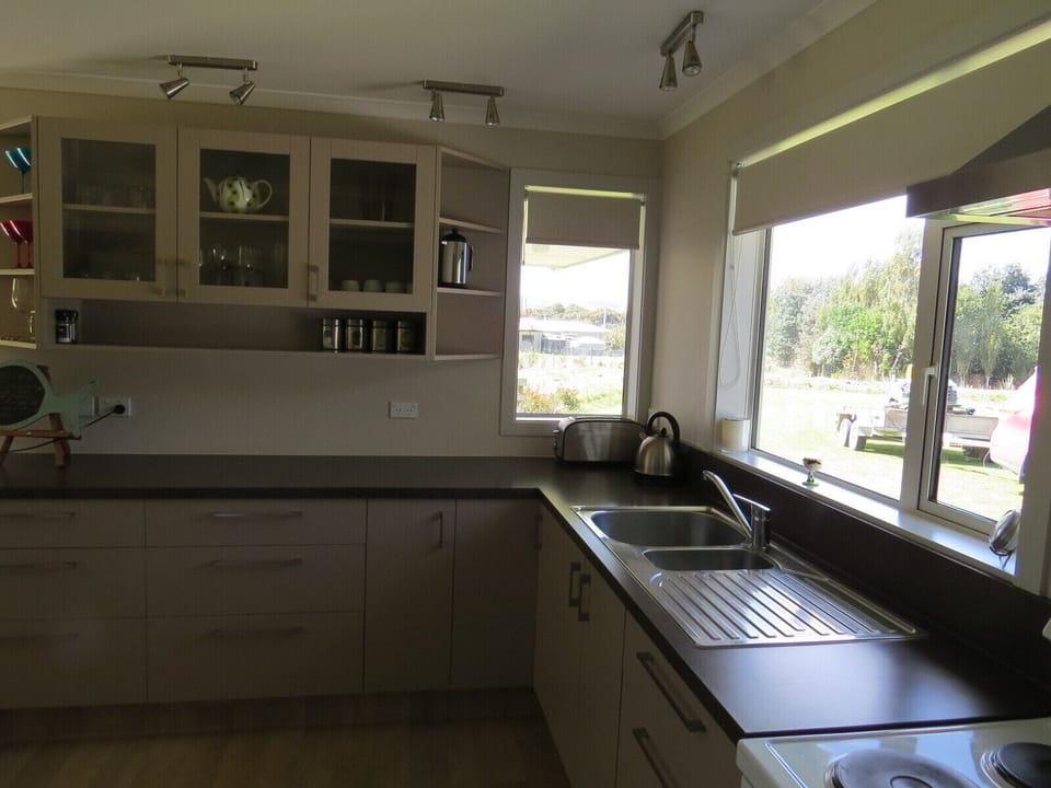 Full-size fridge, microwave, oven, stovetop