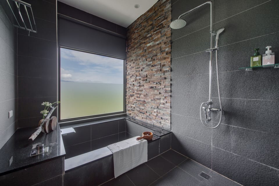 Deluxe Double Room with Bathtub | Bathroom | Separate tub and shower, free toiletries, hair dryer, slippers
