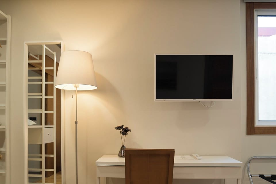 Desk, soundproofing, free WiFi, bed sheets