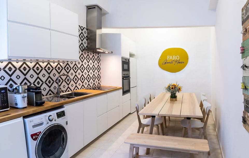 Full-size fridge, microwave, oven, stovetop