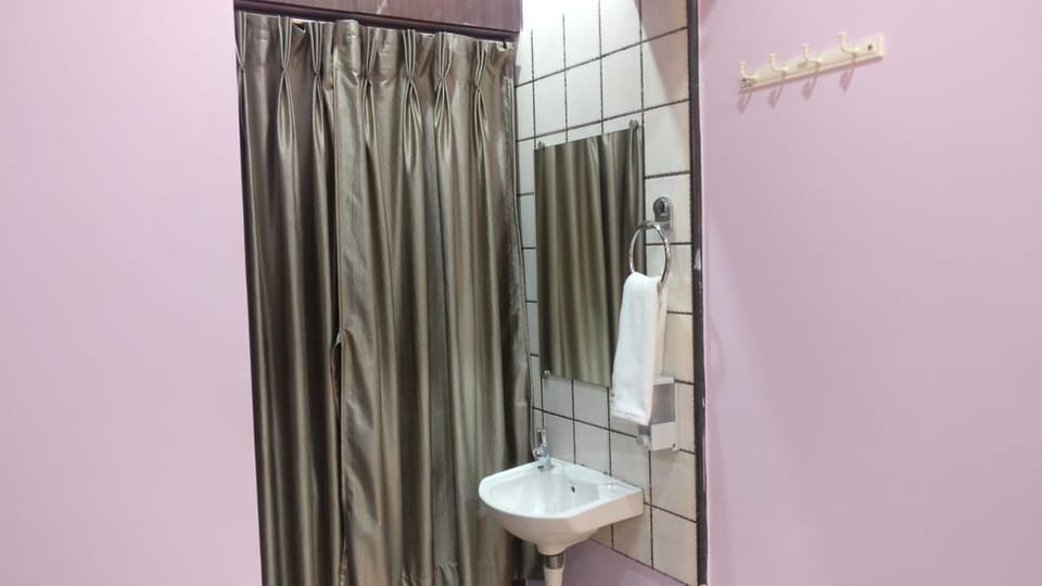 Shower, free toiletries, towels