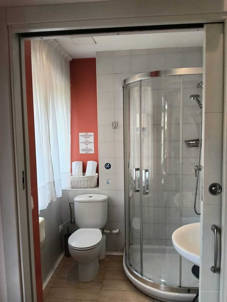 Deluxe Double Room | Bathroom | Shower, free toiletries, hair dryer, towels