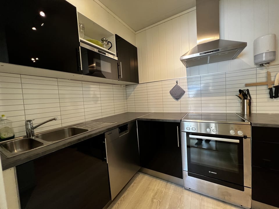 Comfort Apartment | Private kitchen | Cookware/dishes/utensils, cleaning supplies