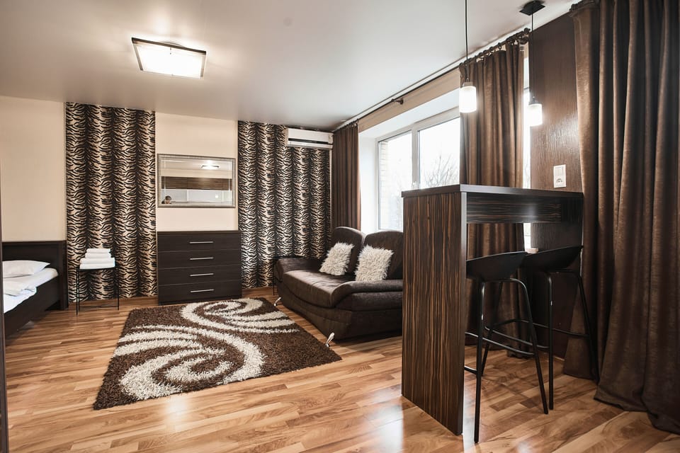 Studio Apartment | Iron/ironing board, WiFi (free), bed sheets