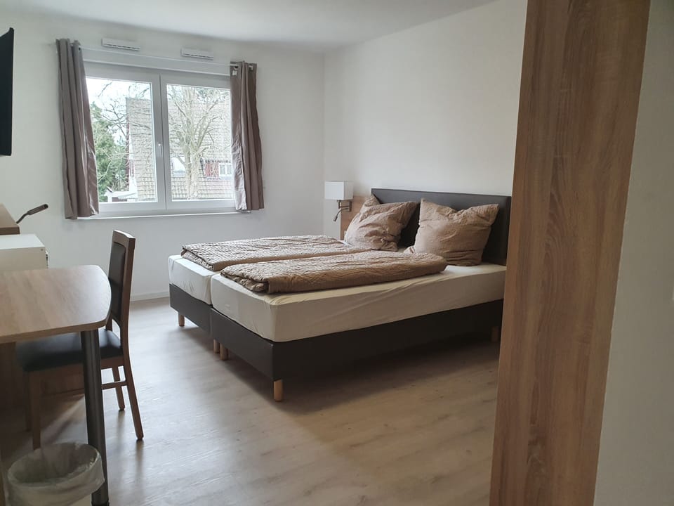 Double Room | Desk, free WiFi, bed sheets