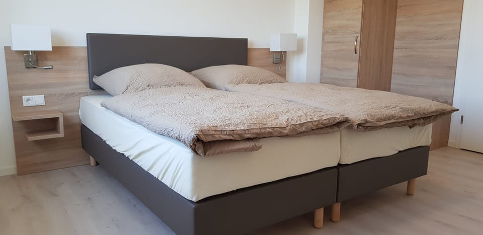 Double Room | Desk, free WiFi, bed sheets