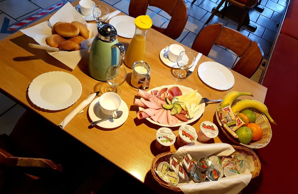 Buffet breakfast for a fee on weekdays
