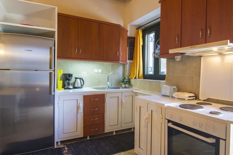 Traditional Villa | Private kitchen | Fridge, microwave, oven, stovetop